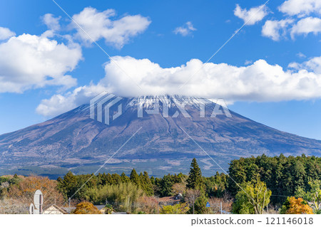 Autumn leaves and Mount Fuji as seen from Shiraito Falls Park in Fujinomiya City, Shizuoka Prefecture Autumn leaves and Mount Fuji as seen from Shiraito Falls Park in Fujinomiya City, Shizuoka Prefecture 121146018