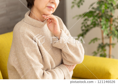 中老年女性擔心自己的客廳 中老年女性擔心自己的客廳 121146026