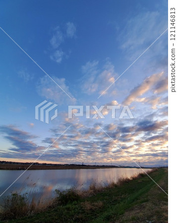 Lake Teganuma, sky and clouds in the early winter morning-2 121146813
