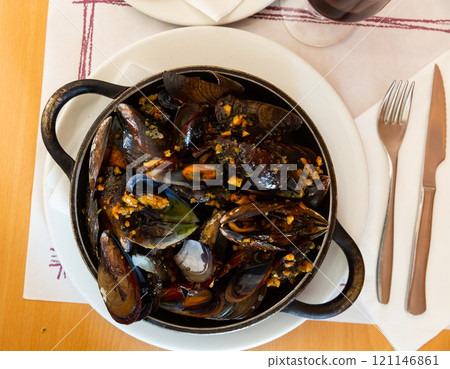 Grilled mussel dish with minced meat 121146861