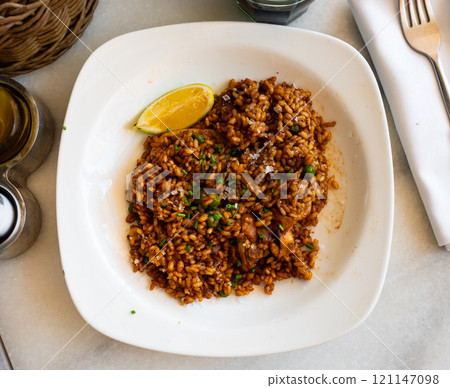 Spanish paella with various meats, chicken and various seafood 121147098