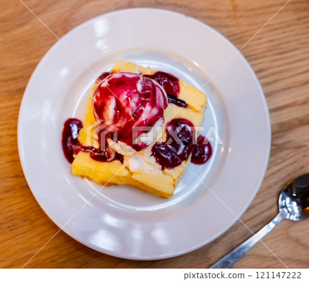 Cheesecake with berries Cheesecake with berries 121147222
