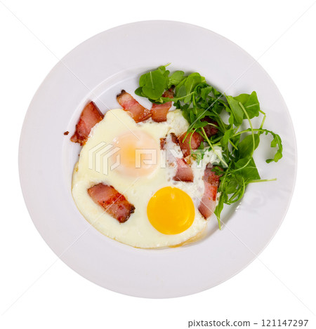 Delicious breakfast with scrambled eggs, bacon and arugula 121147297