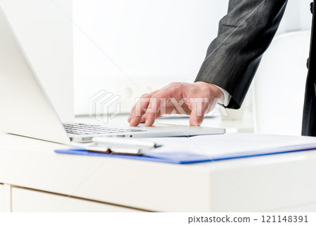 Businessman Hand Using Laptop on the Table Businessman Hand Using Laptop on the Table 121148391