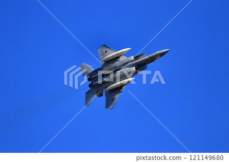 F-15J 在百里空軍基地上空機動,後橫幅完全打開。 F-15J 在百里空軍基地上空機動,後橫幅完全打開。 121149680