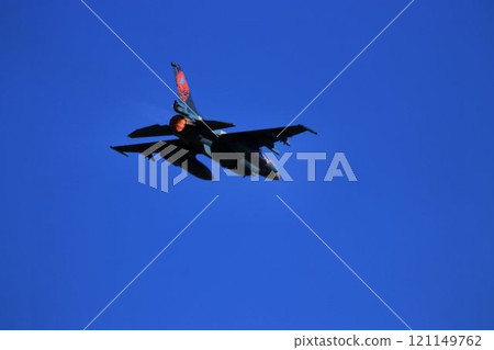 一架F-2噴氣式戰鬥機以高機動性飛越首都防空要道百里基地。 一架F-2噴氣式戰鬥機以高機動性飛越首都防空要道百里基地。 121149762