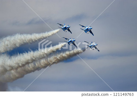 This technology will protect Japan's skies...Blue Impulse, showing beautiful formation flight 121149763