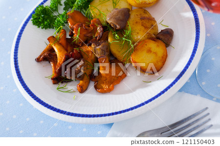 Fried chanterelles with potatoes Fried chanterelles with potatoes 121150403