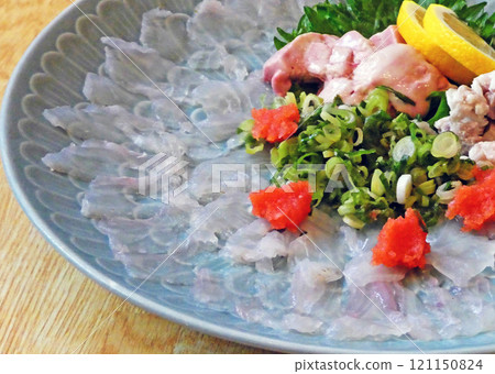 A photo of thinly sliced filefish (sashimi), a dish as delicious as tiger pufferfish 121150824
