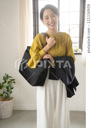 室內有包包和夾克的女人 室內有包包和夾克的女人 121150939