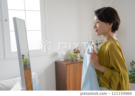 選擇衣裳的婦女在屋子裡 選擇衣裳的婦女在屋子裡 121150960