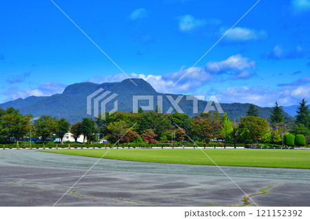 沼田市體育公園 眺望利根川沿岸的三峰山體育公園 沼田市 沼田市體育公園 眺望利根川沿岸的三峰山體育公園 沼田市 121152392