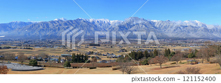 冬季安曇野和北阿爾卑斯山的全景 冬季安曇野和北阿爾卑斯山的全景 121152400