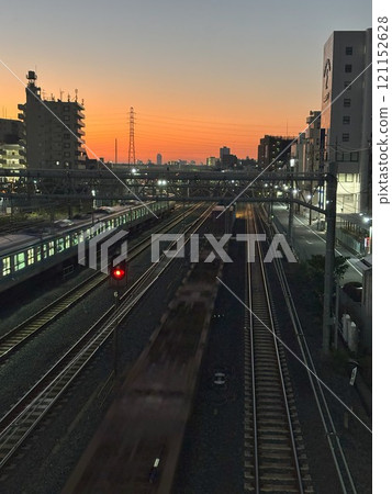 黎明時分行駛的火車 121152628