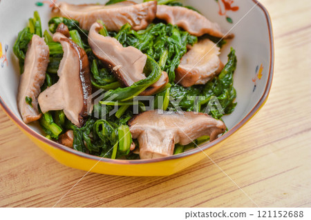 Boiled chrysanthemum and shiitake mushrooms 121152688