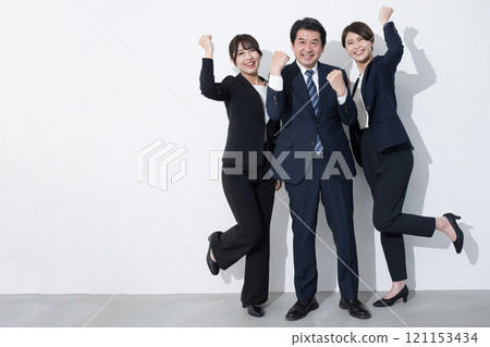 商務套裝中的多項成功，看著相機，畫面中拳頭揮動，努力嘗試，白色背景全身複製空間 121153434