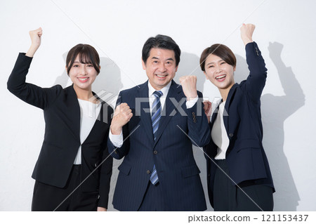 多次成功的拳頭泵，努力穿著商務套裝，看著相機，白色背景上半身複製空間 121153437