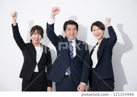 多次成功的拳頭泵，努力穿著商務套裝，看著相機，白色背景上半身複製空間 121153440