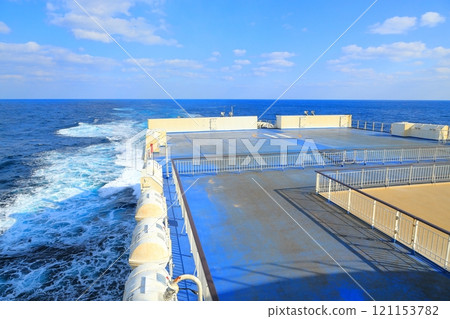 海面上波濤洶湧，波光粼粼 121153782