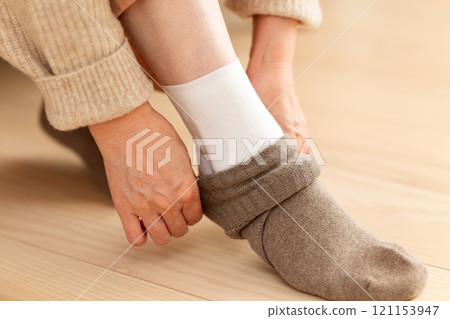 中高級女性對腳踝進行壓縮 121153947