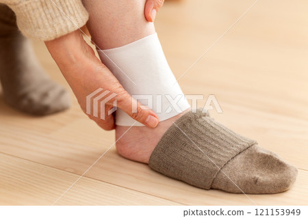 中高級女性對腳踝進行壓縮 121153949