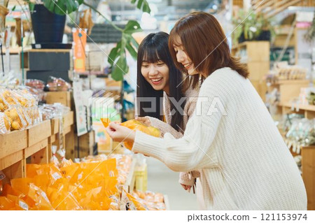 享受在市場購物的婦女 享受在市場購物的婦女 121153974