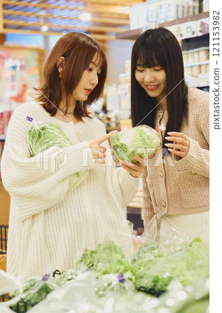 享受在市場購物的婦女 121153982