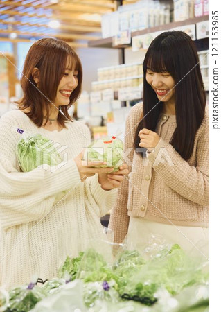 享受在市場購物的婦女 121153985