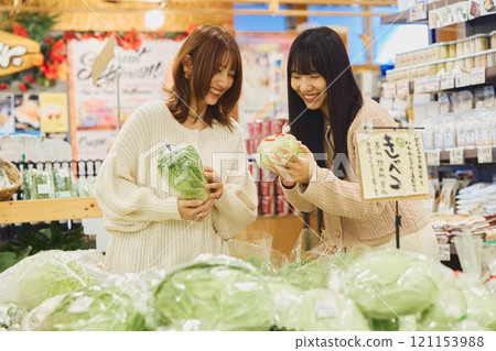 享受在市場購物的婦女 享受在市場購物的婦女 121153988