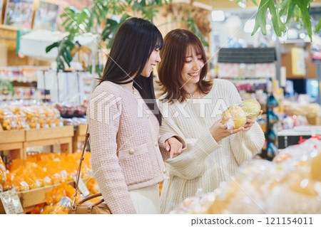 享受在市場購物的婦女 121154011