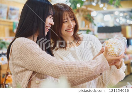 享受在市場購物的婦女 享受在市場購物的婦女 121154016