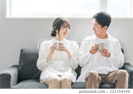 情侶、伴侶、家庭在家中客廳的沙發上放鬆 情侶、伴侶、家庭在家中客廳的沙發上放鬆 121154149