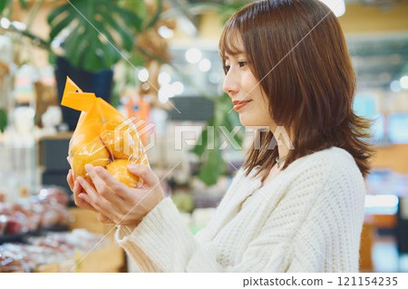 年輕女人購物 年輕女人購物 121154235