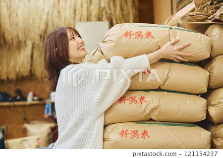 抱著米飯的女人 121154237