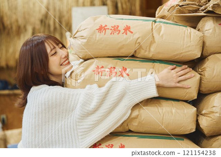 抱著米飯的女人 121154238