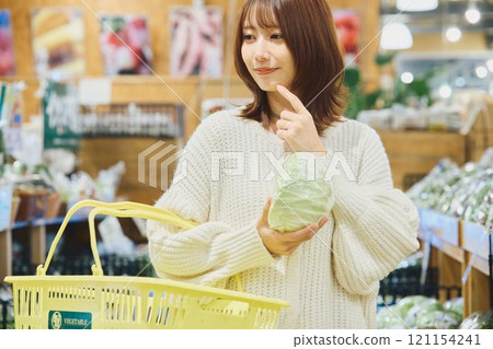 年輕女人購物 121154241