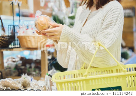 Young woman shopping 121154242