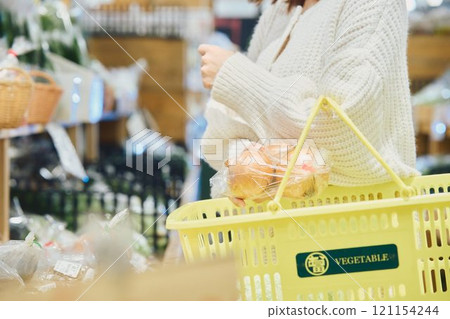 年輕女人購物 121154244