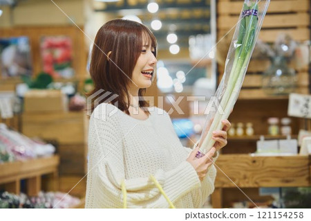 年輕女人購物 年輕女人購物 121154258