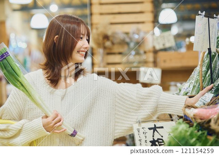 年輕女人購物 年輕女人購物 121154259