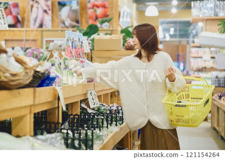 Young woman shopping Young woman shopping 121154264