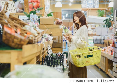 年輕女人購物 121154266