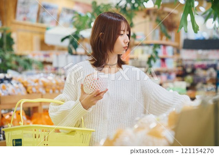 年輕女人購物 121154270