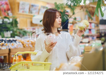 Young woman shopping Young woman shopping 121154271