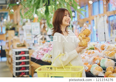 Young woman shopping 121154276