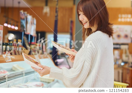 Young woman shopping Young woman shopping 121154283
