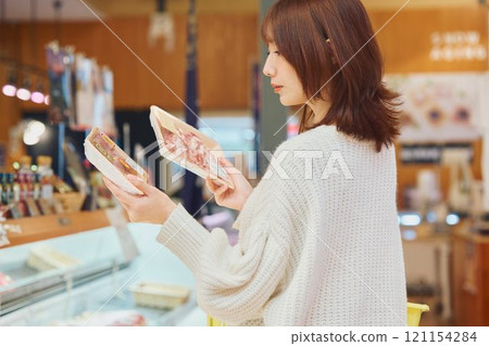 年輕女人購物 121154284