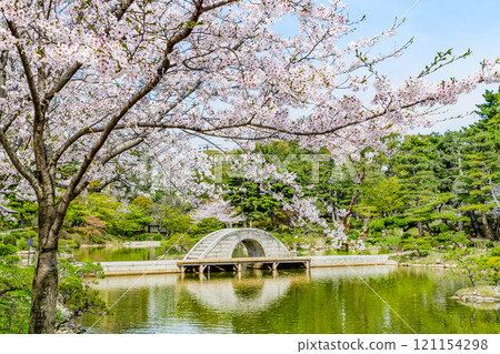 Spring in Shukkeien Garden, Hiroshima: Sakuei Pond and the Rainbow Bridge 121154298