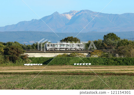 以大雪山為背景行駛的宗谷本線普通列車 JR 北海道 H100 DECMO 121154301
