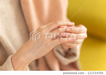 患有手指疼痛的中老年婦女 患有手指疼痛的中老年婦女 121154785